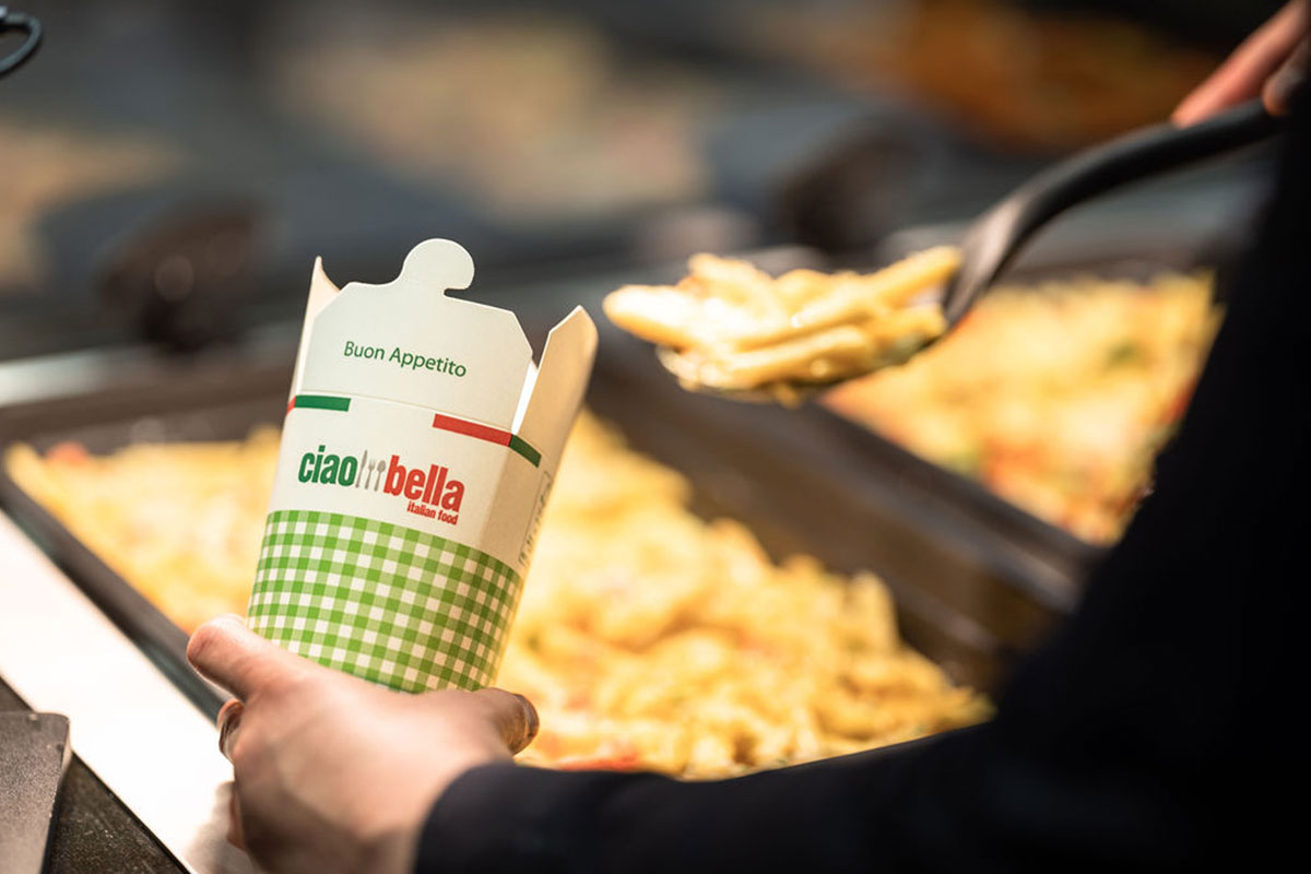 Pastabox Nahaufnahme mit Servicekraft