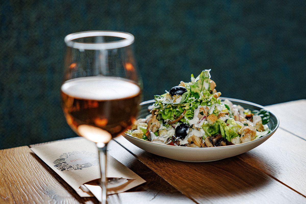 Salat mit einem Glas Rosewein