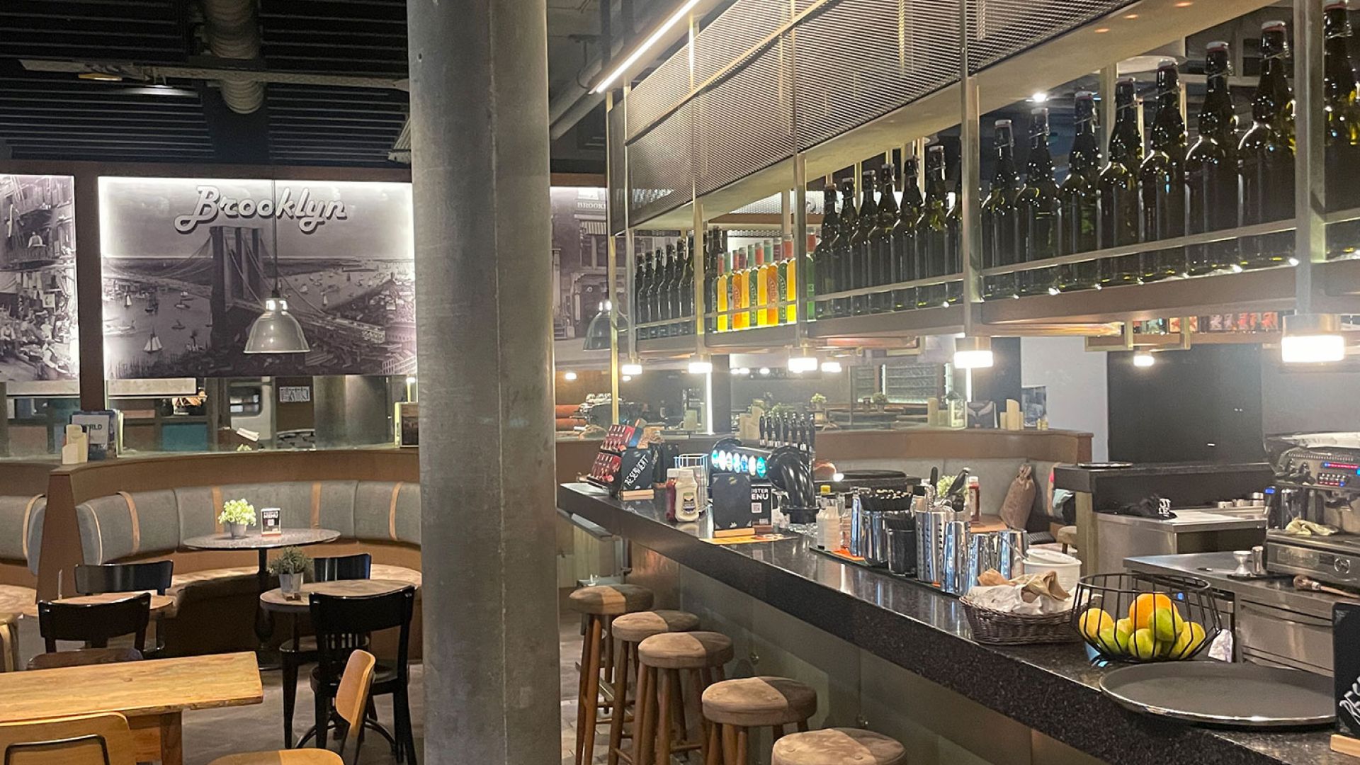 Interior des Burgermeister Stores in der Kasernenstrasse